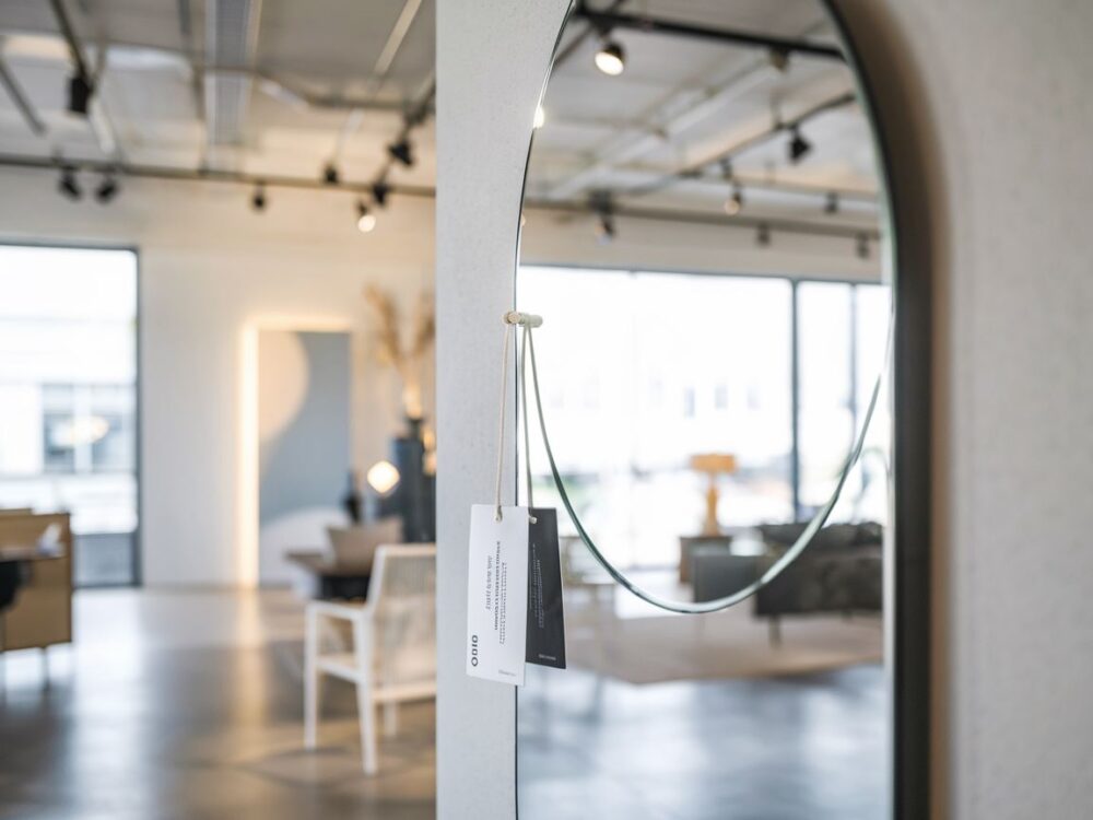 lustro weneckie na ścianie