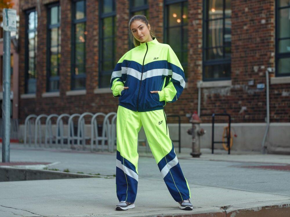 modna kobieta w neonowym dresie