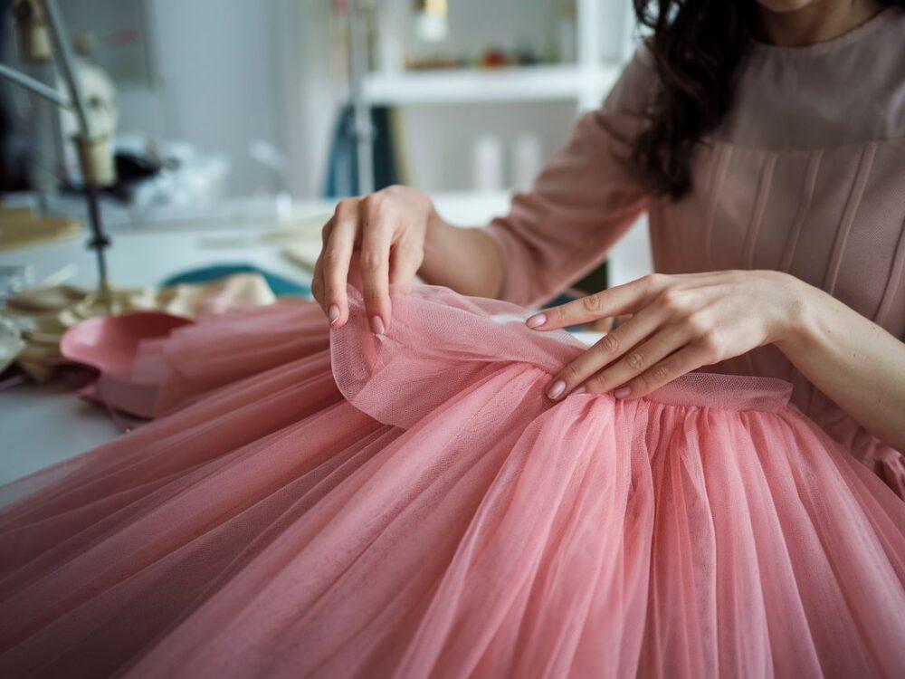 modna sukienka z tiulem