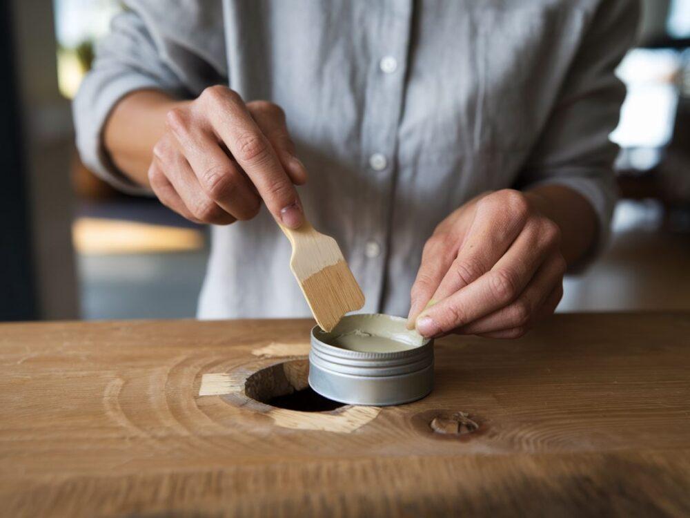 naprawa dziury w meblach