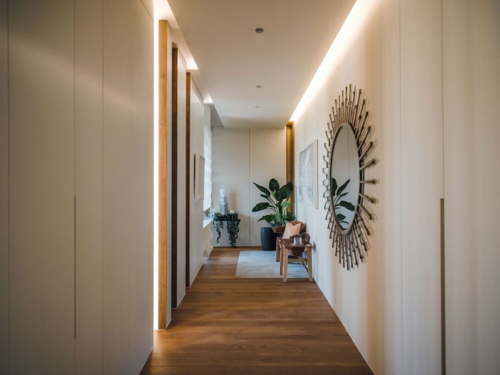 nowoczesny korytarz z lustrem