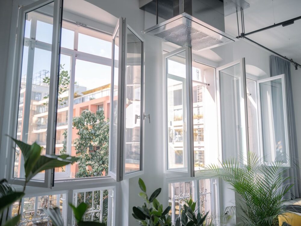 otwarte okna mieszkania