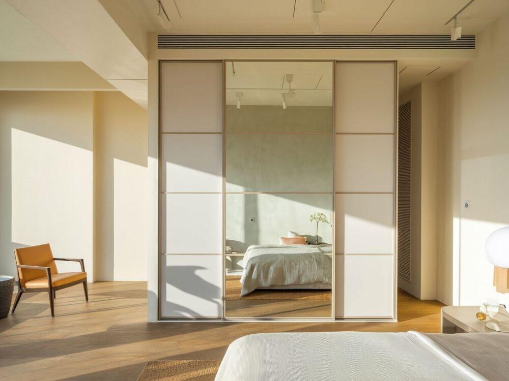 pełnowymiarowe lustro na szafie