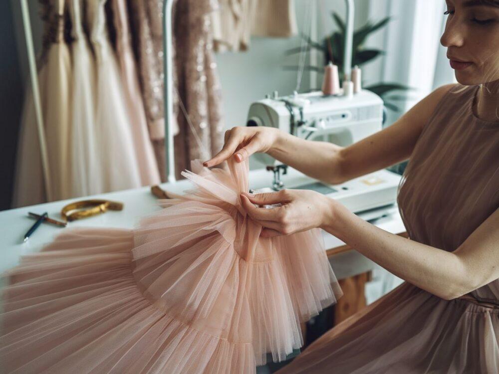 przedłużanie sukienki tiulem