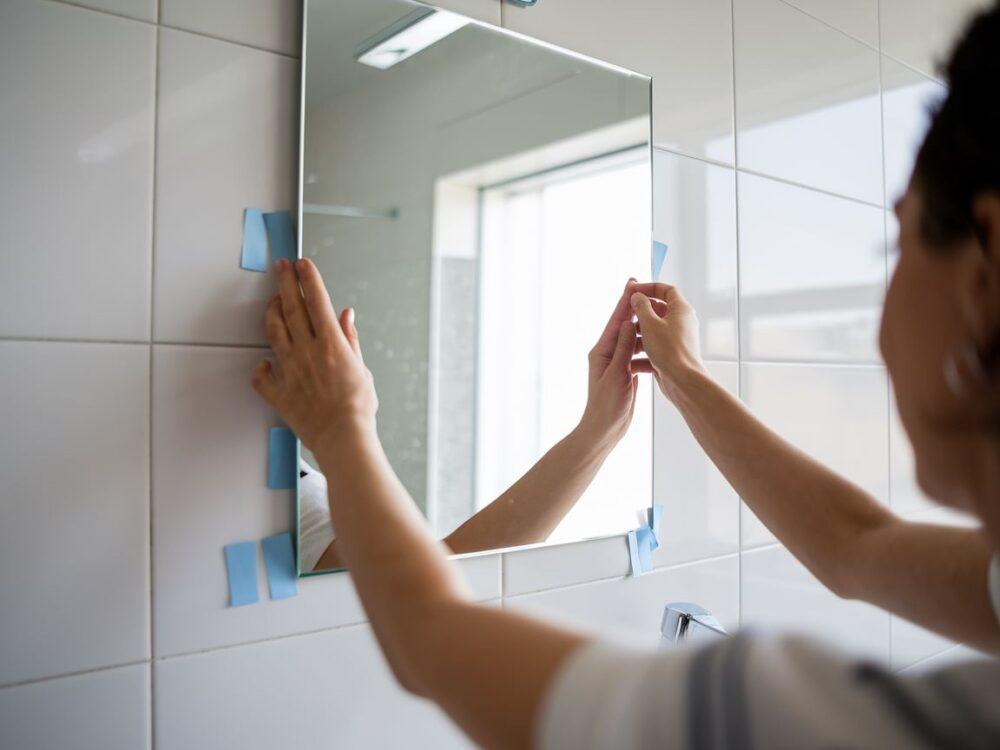 przyklejanie lustra do ściany